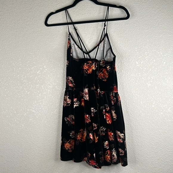 Xhilaration 90's Y2K Grunge Whimsygoth Black Velvet Floral Romper Size Medium - Picture 5 of 8